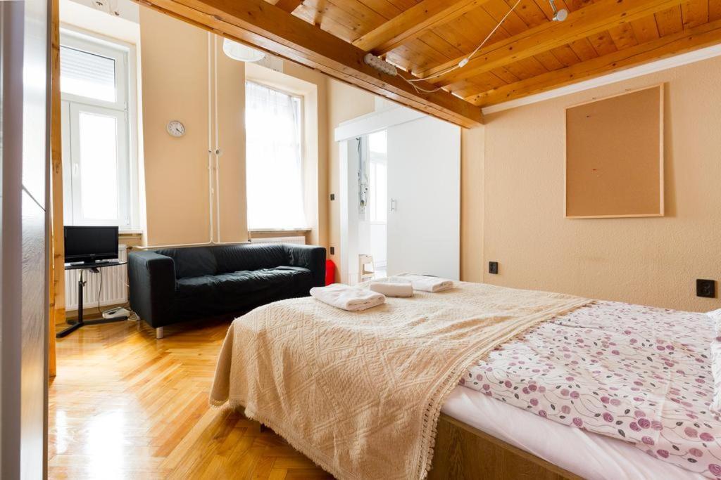 Szentkiralyi 5 - Double Basic In The City Center - Self-Check-In Budapest Bagian luar foto